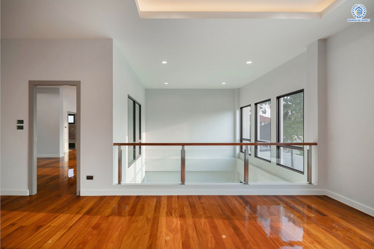 บ้านมือสองตกแต่งใหม่ โครงการ กฤษดานคร20 ปิ่นเกล้า-บรมราชชนนี บ้านหลังมุม ติดทะเลสาบ บนเนื้อที่กว้างมากถึง 238 ตร.ว. ตกแต่งด้วยวัสดุเกรดพรีเมี่ยม ฟังก์ชัน 5 ห้องนอน 6 ห้องน้ำ 1 ห้องอเนกประสงค์ 4 ที่จอดรถ พร้อมทั้งเปลี่ยนระบบไฟฟ้า สุขาภิบาล ทำเลศักยภาพ ติดถนนบรมราชชนนี ใกล้มหาวิทยาลัยมหิดล และเพียง 10 นาทีถึงเซ็นทรัล ปิ่นเกล้า